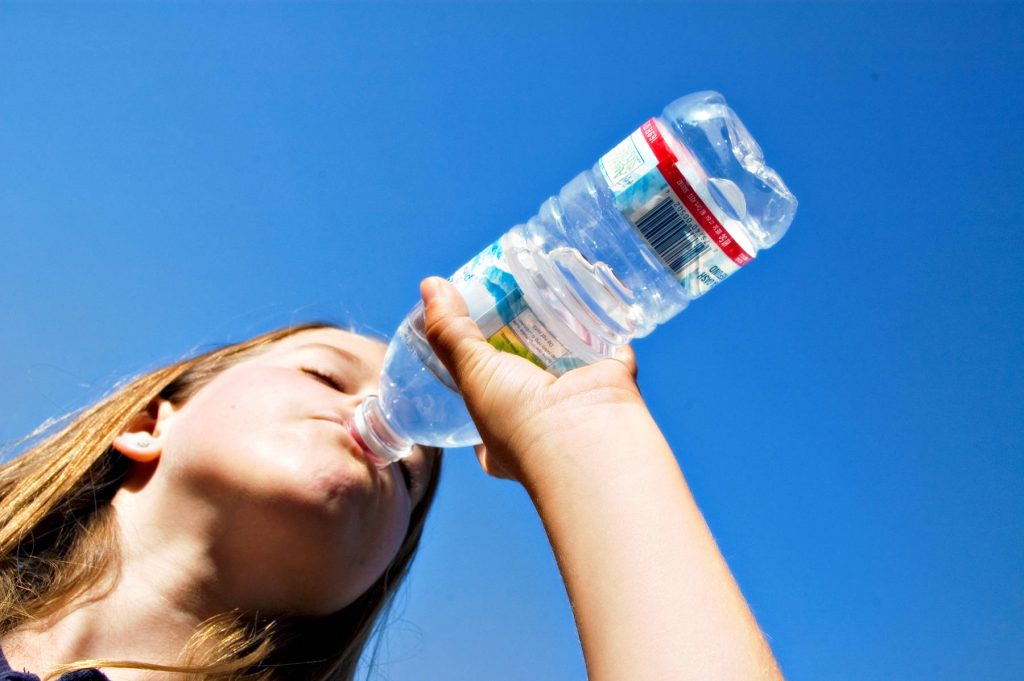Regula celor OPT PAHARE de apă pe zi, UN MIT? Ce spun noile studii despre legătura dintre hidratare şi îngrăşare