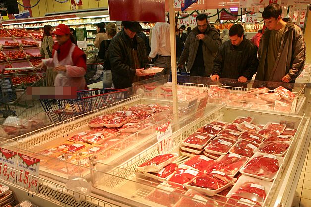Scandalul cărnii stricate. Peste 300 de kilograme de carne alterată, la vânzare, în Bacău