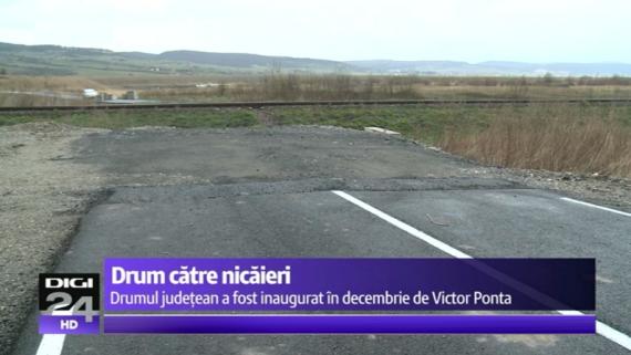 ȘOSEAUA CĂTRE NICĂIERI.  Un drum judeţean, inaugurat în decembrie de Victor Ponta, se opreşte brusc în dreptul unei căi ferate FOTO