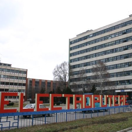 Sute de angajaţi de la Electroputere Craiova au protestat în curtea fabricii pentru că nu şi-au primit salariile
