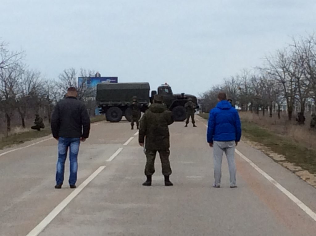 TENSIUNI în Crimeea. Comandantul unei unități militare ucrainene amenință cu deschiderea FOCULUI