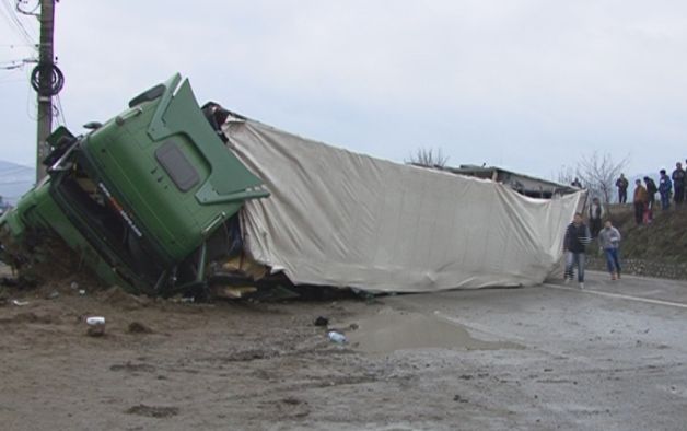 Tir răsturnat pe Valea Oltului