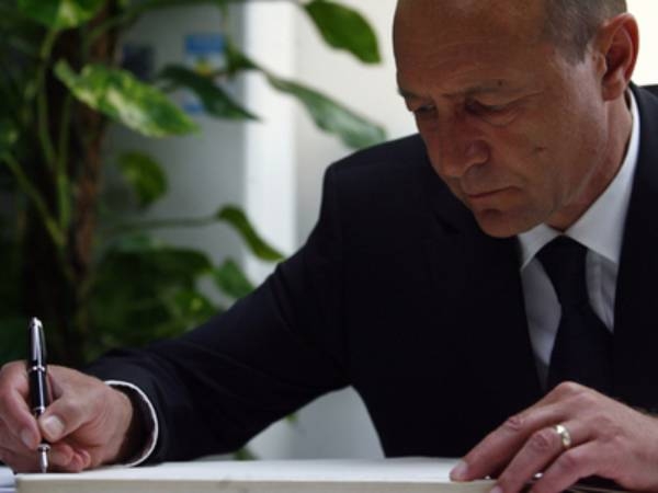 Traian Băsescu a SEMNAT petiția PMP împotriva MAJORĂRII accizei la combustibili | VIDEO