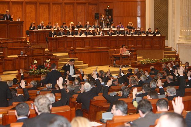 Trecerea STS la MAI, adoptată tacit de Camera Deputaţilor. Ponta susține că Băsescu vrea să-i asculte pe cei care sună la 112