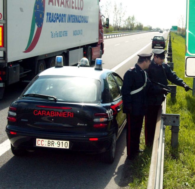 Un camion a SPULBERAT doi muncitori români, în Italia. Alţi doi sunt în strare GRAVĂ