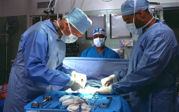 Un medic a uitat o mânuşă chirurgicală în interiorul unei femei pe care a operat-o de histerectomie. A folosit o tehnică medicală învăţată pe DVD | FOTO