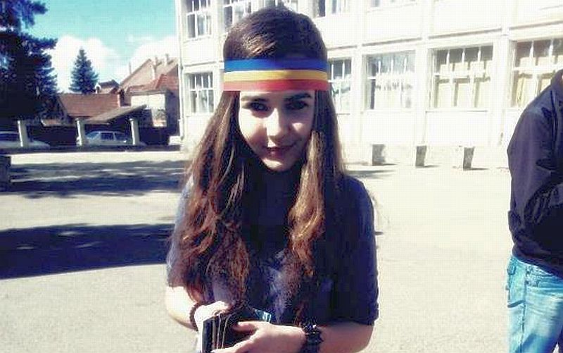 Un nou scandal la liceul elevei care a purtat tricolor românesc: uniforme cu simboluri secuiești