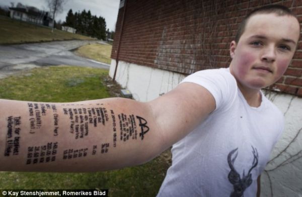 Un tânăr şi-a tatuat meniul de la McDonald's pe braţ