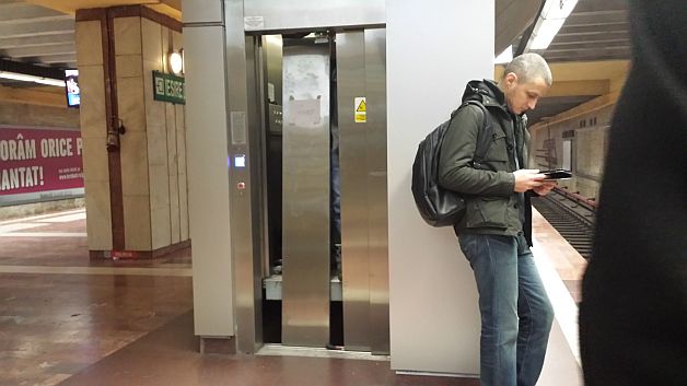UPDATE. Lifturile de la metrou, închise din cauza nepăsării. Șeful Metrorex susține că au fost în revizie și că vor fi pornite