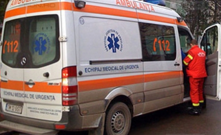 UPDATE. Un AUTOBUZ cu 40 de muncitori navetişti a fost lovit de un TIR, în Arad: Trei răniți