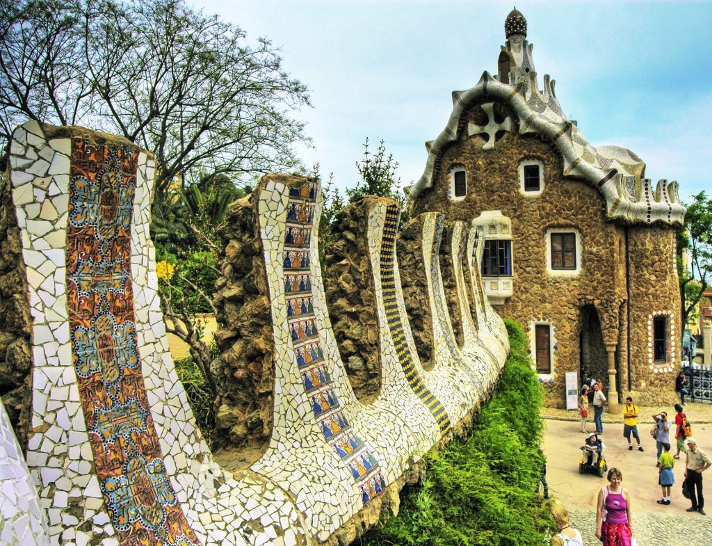 Urmăreşte o GALERIE FOTO fabuloasă cu parcul Guell din Barcelona. Imaginile pe care nu vrei să le ratezi