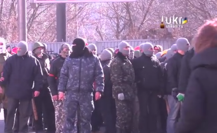 Video ŞOCANT din Ucraina. Adolescenţi ucraineni, loviţi cu sălbăticie de sute de ruşi