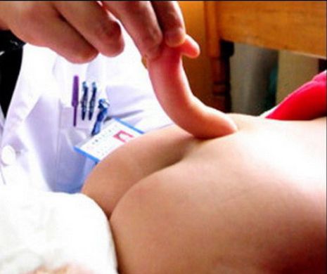 Acest copil s-a născut cu o coadă de 13 centimetri, iar medicii refuză să-l opereze. Drama unei femei - FOTO