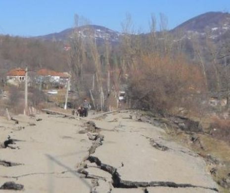 Alunecări de teren în Dâmboviţa: 11 localităţi şi cinci drumuri judeţene afectate