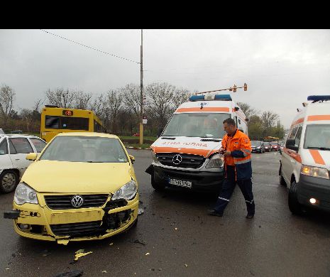 Ambulanţă cu un deţinut bolnav, implicată în accident la Constanţa. Iscusinţa şoferului a salvat trei vieţi