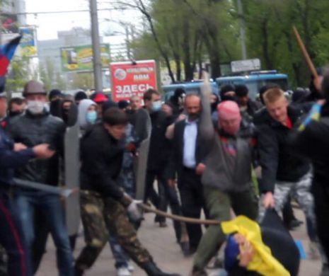 Atac SĂLBATIC al bandelor de ruşi asupra ucarinenilor. Imagini de o VIOLENŢĂ EXTREMĂ | VIDEO