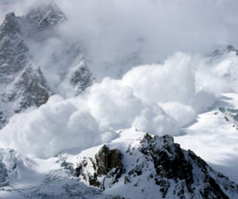 AVALANŞĂ pe Everest: Cel puţin nouă alpinişti au murit