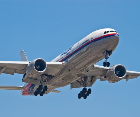 Cazul avionului Malaysia Airlines. Imagini inedite surprinse cu aeronava Beoing 777 dispărută acum aproape o lună | GALERIE FOTO