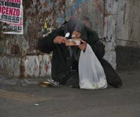 Ciorbițe pentru bunicuțe. Asociația Neamunit le-a dat de mâncare oamenilor străzii. Imaginile care îți vor arăta o altfel de Românie - GALERIE FOTO