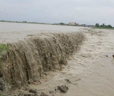 COD ROŞU de inundaţii pentru 14 comune din Teleorman. Viitură pe râul Vedea pe tot parcursul zilei