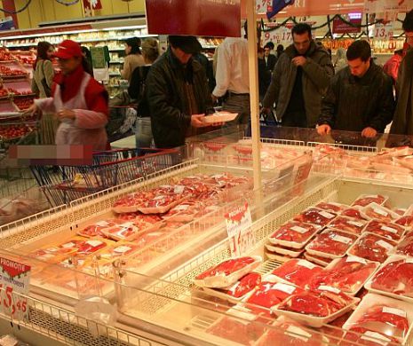 Controale în supermarketurile din toată țara. S-au descoperit tone de carne și produse de Paști stricate