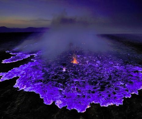 Fenomen natural spectaculos. Vulcanul care aruncă „lavă” albastră și incandescentă | GALERIE FOTO