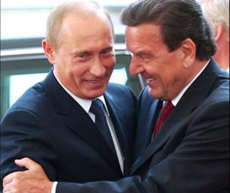 Germania, revoltată de o fotografie în care Gerhard Schroeder îl îmbrățișează pe Vladimir Putin