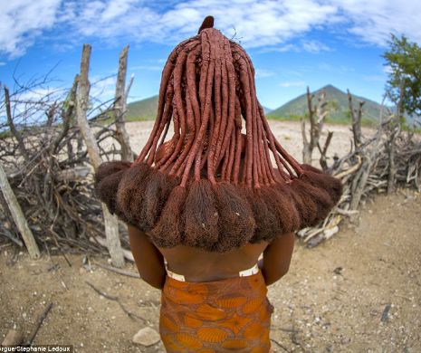Imagini spectaculoase cu podoaba capilară a femeilor care folosesc păr de capră, unt și noroi pentru a fi frumoase