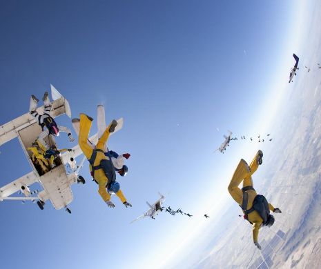 În CĂDERE LIBERĂ. O paraşutistă a murit în încercarea de a stabili un record mondial