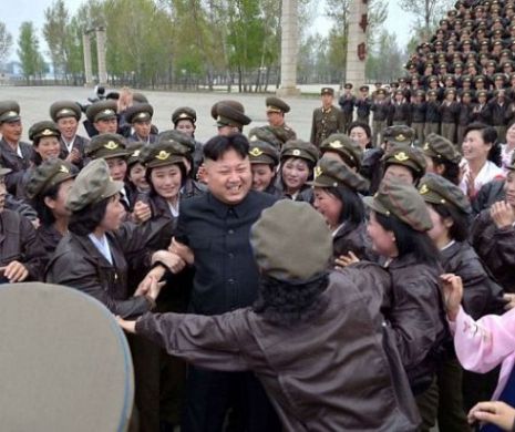 Kim Jong Un cel norocos. Zeci de femei soldat au sărit pe el și au urlat de fericire când l-au văzut. Dictatorul nord-coreean nu a fost niciodată mai entuziasmat