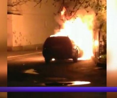 Maşina unui ofiţer DNA a ars în totalitate într-o parcare din Botoşani