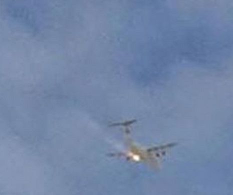 Motorul unui avion în FLĂCĂRI. Scena terifiantă a fost filmată de un pasager | FOTO şi VIDEO