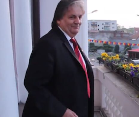Nu o să îți vină să crezi cum DANSEAZĂ! Un PRIMAR de 65 de ani se dezlănțuie în clipul ”Happy”, în balconul Primăriei