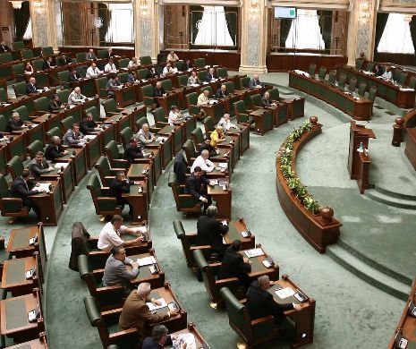 O lună de VACANȚĂ pentru senatori plătită din bani publici