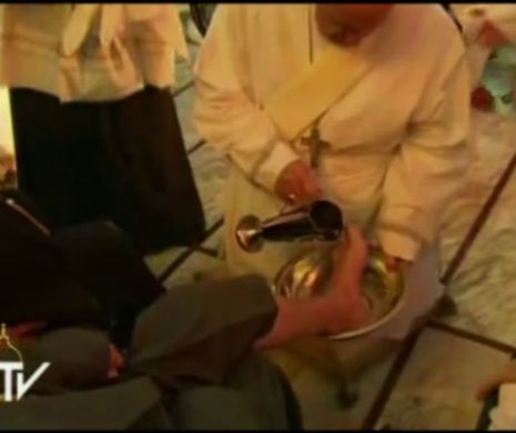 Papa Francisc a spălat şi sărutat picioarele a 12 persoane, în Joia Mare. Printre aleşi s-au aflat o femeie şi un musulman