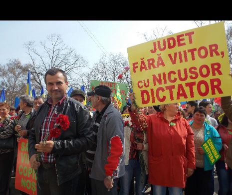 Protest împotriva lui Nicuşor Constantinescu: „Ne-a ajuns cuţitul la os, trăim într-un judeţ terorizat, umilit, batjocorit”