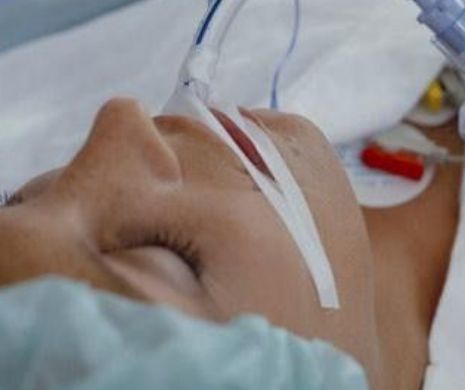 Tânăra din Iaşi operată de patru ori într-o lună a ieşit din comă