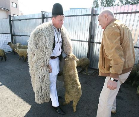 Târgul mieilor din București. Ciobanul Ghiță cu șubă, clop și pantofi de lac cu cioc