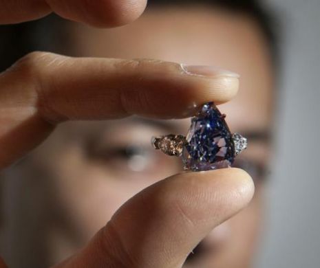 „The Blue”, cel mai mare diamant albastru din lume, scos la licitaţie | GALERIE FOTO