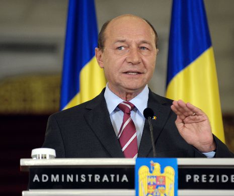 Traian Băsescu: Când te duci la inundaţii trebuie să ştii că te poţi uda până la chiloţi