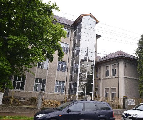 Unul dintre cele mai mici oraşe din România are spital cu ascensor 
exterior