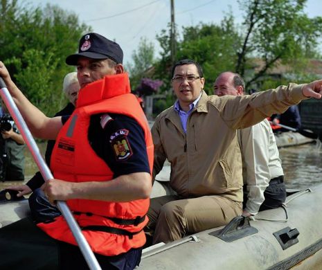 Victor Ponta, luat peste picior pe Facebook după ce s-a lăsat plimbat cu șalupa la inundații