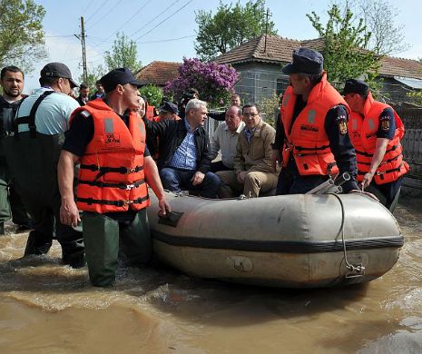 Victor Ponta, turist la inundațiile din Teleorman