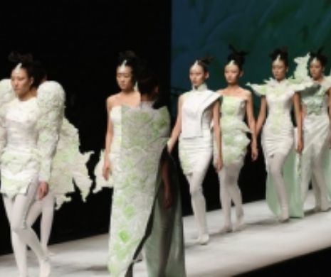 VIDEO mai amuzant nu ai văzut. Modelele s-au făcut de râs la Săptămâna Modei din China. Au căzut pe podium într-o veselie