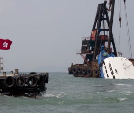 Accident între un cargo şi un port-container în Hong Kong: 11 marinari au fost daţi dispăruţi