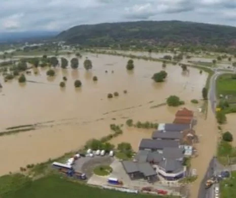 Bilanţ teribil şi imagini dramatice din Serbia şi Bosnia. 45 de oameni morţi, mii de persoane au rămas fără case şi drumuri blocate. Cele mai grave inundaţii din ultimii 120 de ani VIDEO
