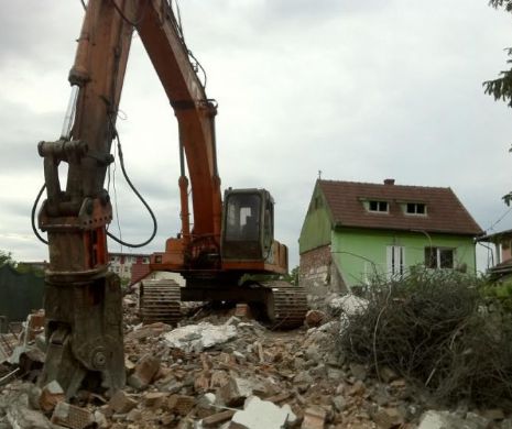 Cluj. I-a demolat casa vecinului, construită ilegal