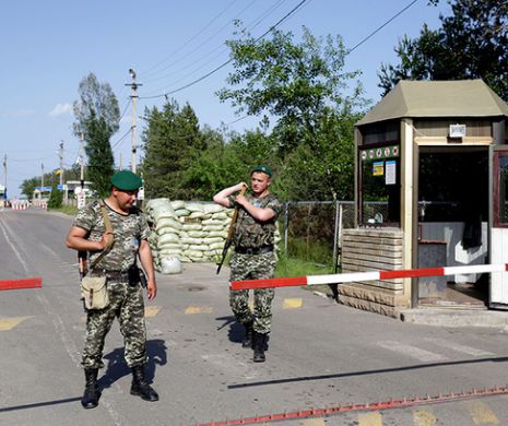 CRIZA din Ucraina. Militarii ucraineni au reținut doi bărbați înarmați care vroiau să treacă frontiera din Rusia