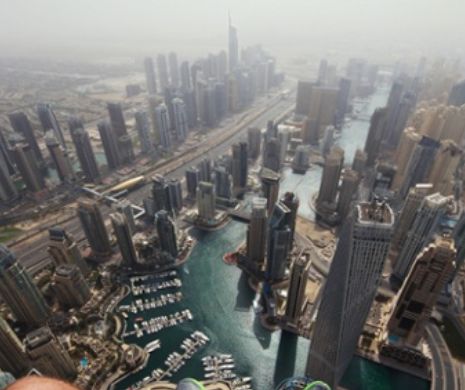 Cum arată SELFIE-urilor amețitoare făcute de un fotograf rus pe cele mai înalte clădiri din Dubai