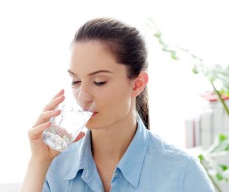 De ce recomandă medicii să bem apă caldă dimineața?